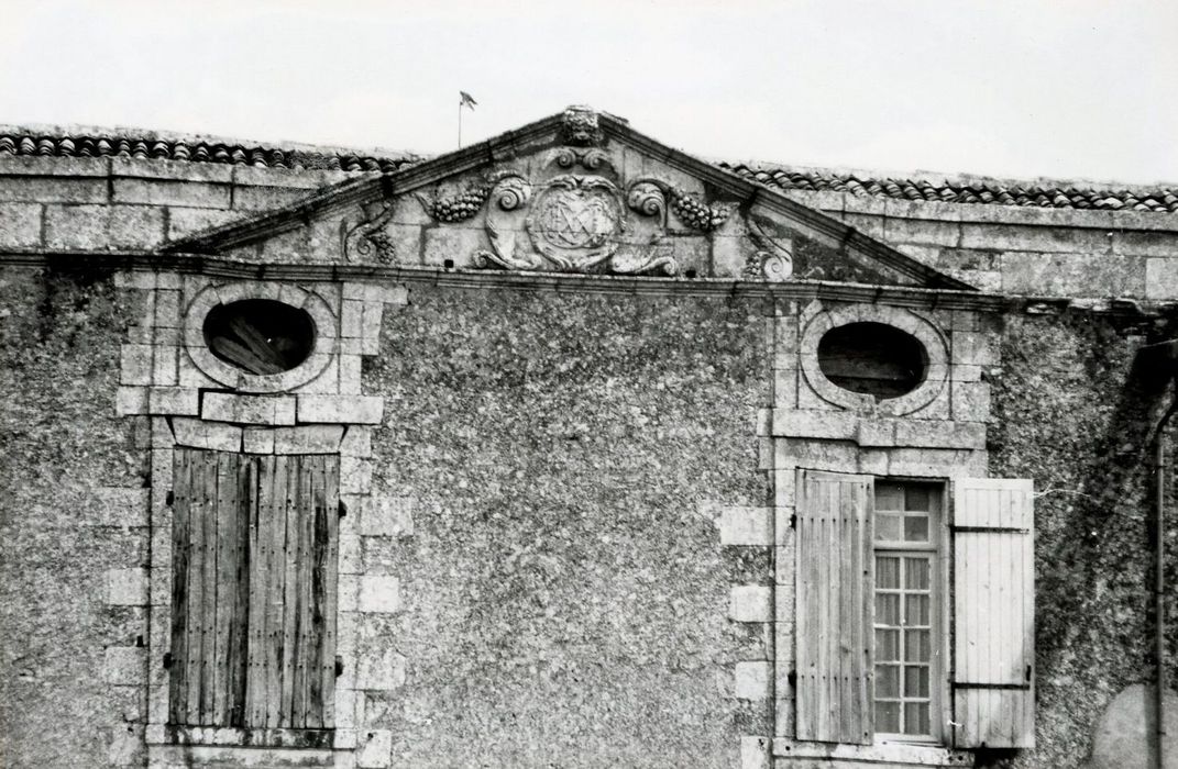 façade sud-ouest, détail du fronton