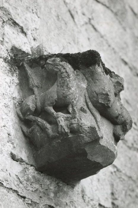 chapiteau : animaux foulant aux pieds un personnage  - © Ministère de la Culture (France), Médiathèque du patrimoine et de la photographie, tous droits réservés