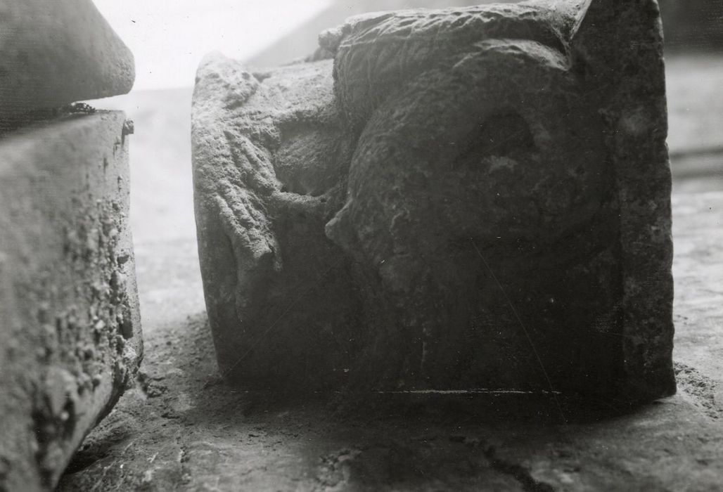 chapiteau : animaux foulant aux pieds un personnage  - © Ministère de la Culture (France), Médiathèque du patrimoine et de la photographie, tous droits réservés