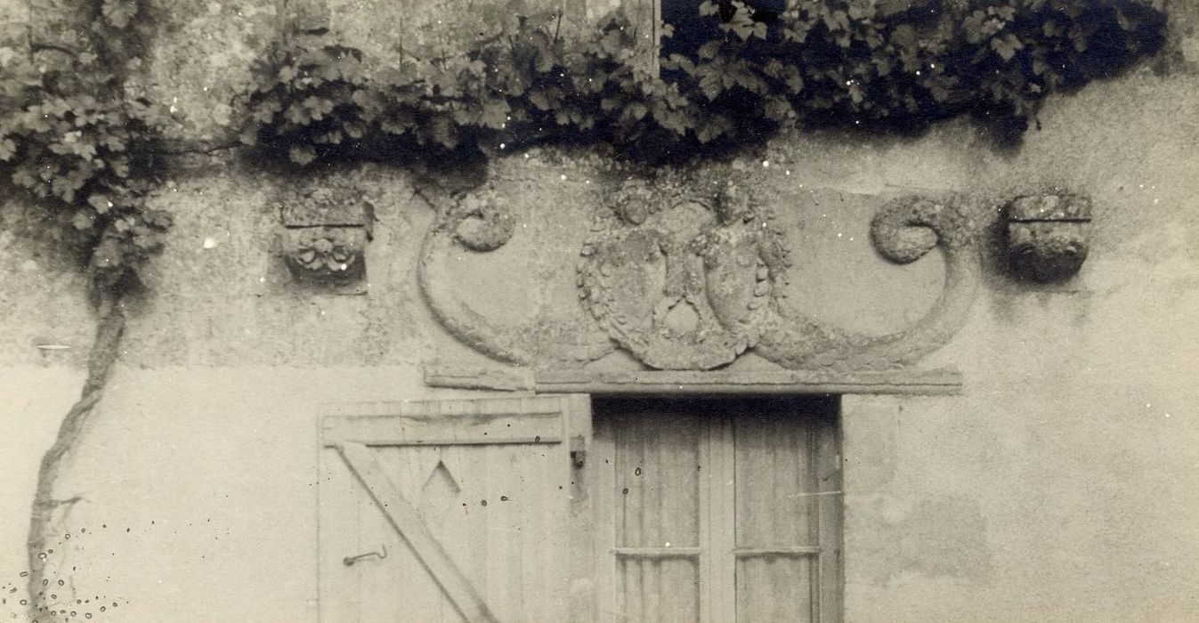 détail d’un linteau encastré dans la façade sur cour