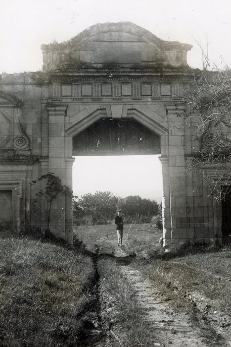 portail monumental d’accès à la cour, élévation est, vue partielle