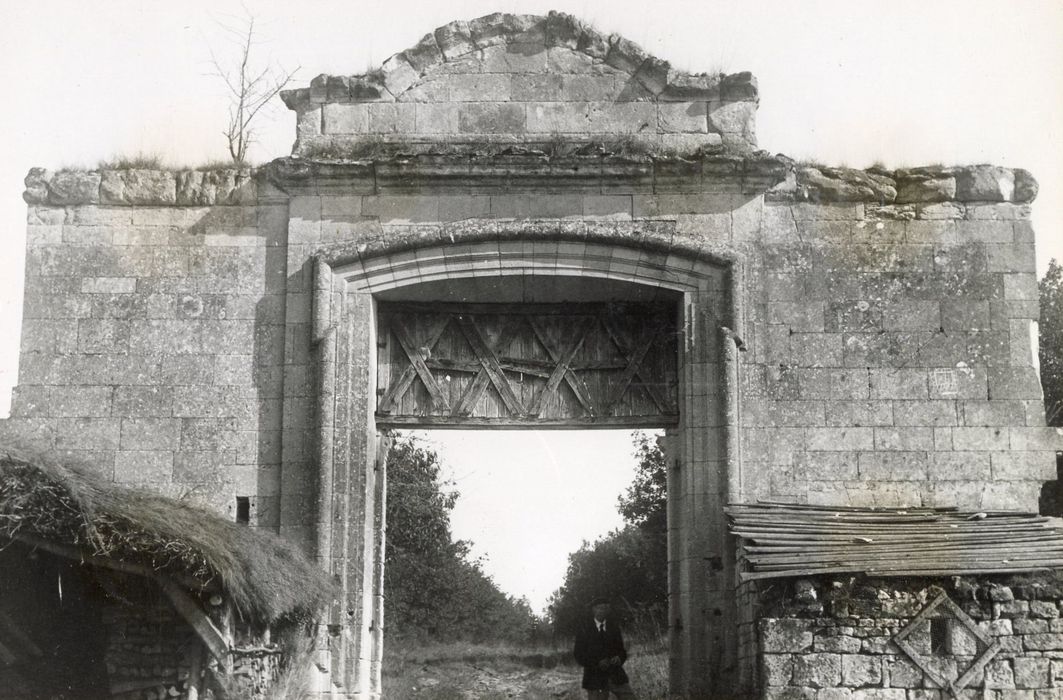 portail monumental d’accès à la cour, élévation ouest, vue partielle