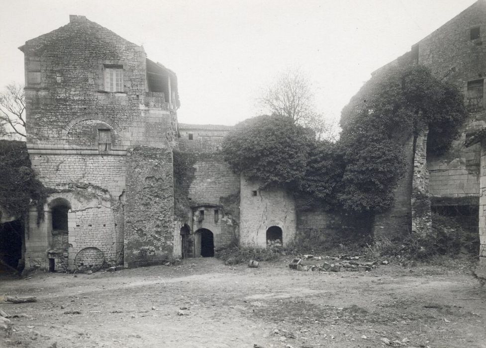 cour intérieure, vue partielle des façades