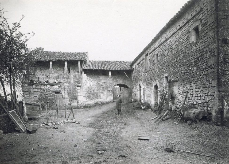 cour intérieure, vue partielle des façades