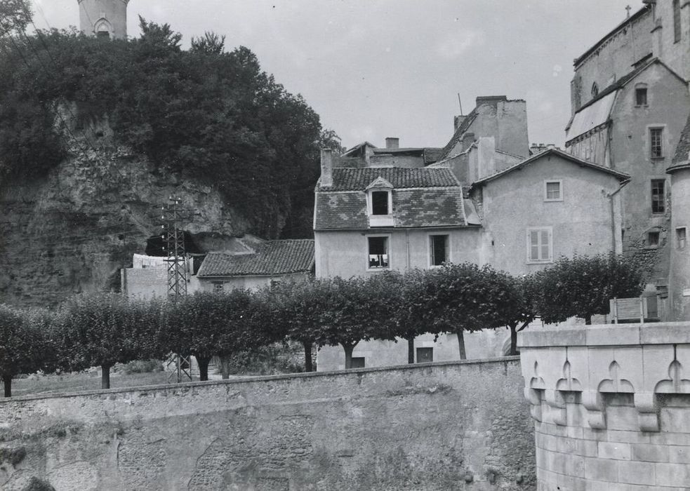 vue partielle de la maison dans son environnement