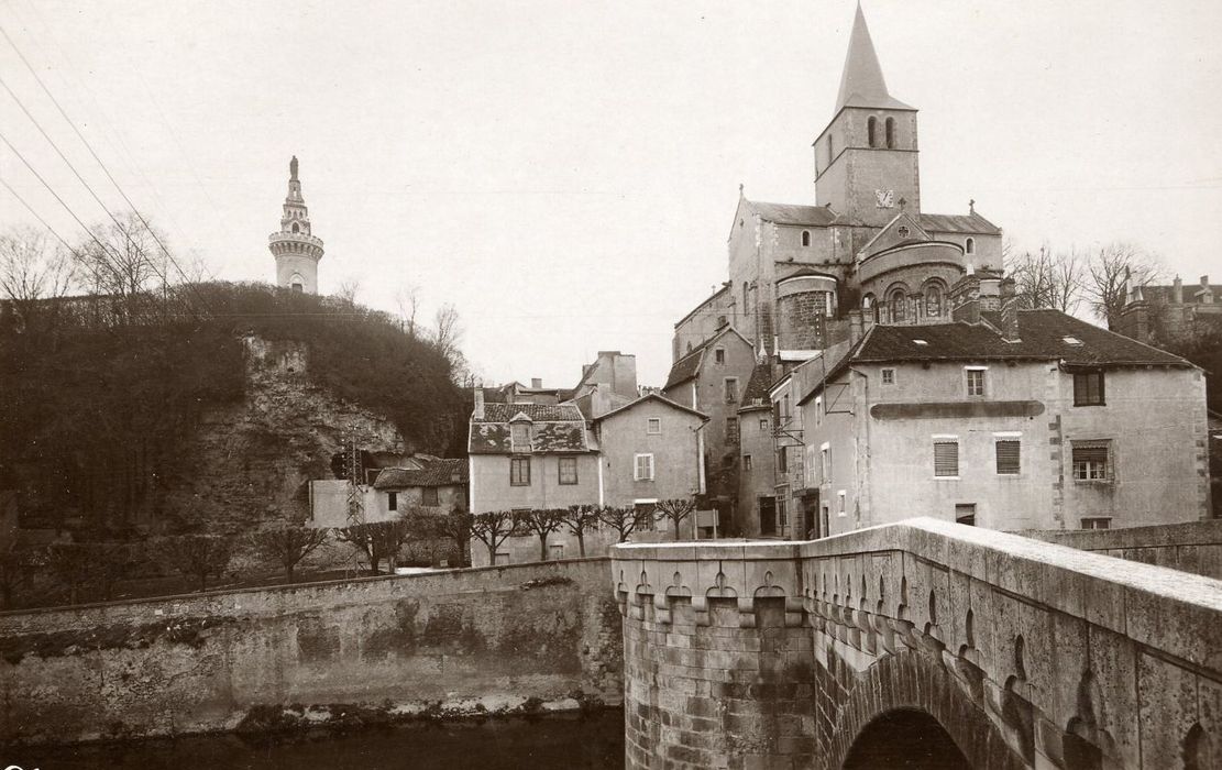 vue générale de la maison dans son environnement