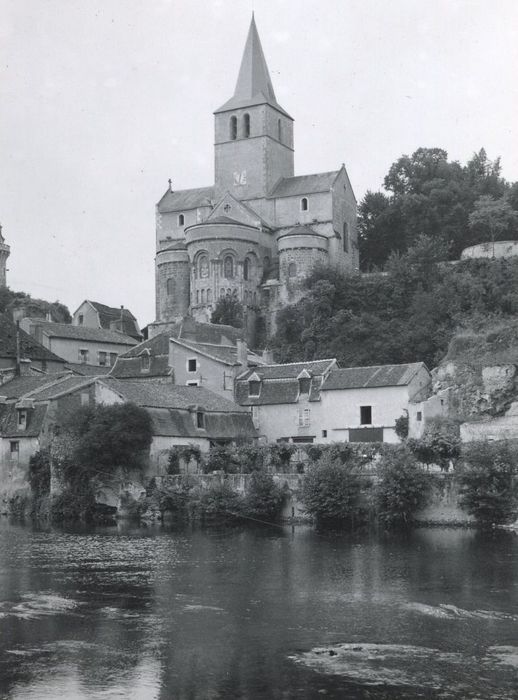 vue générale de l’église dans son environnement depuis l’Est