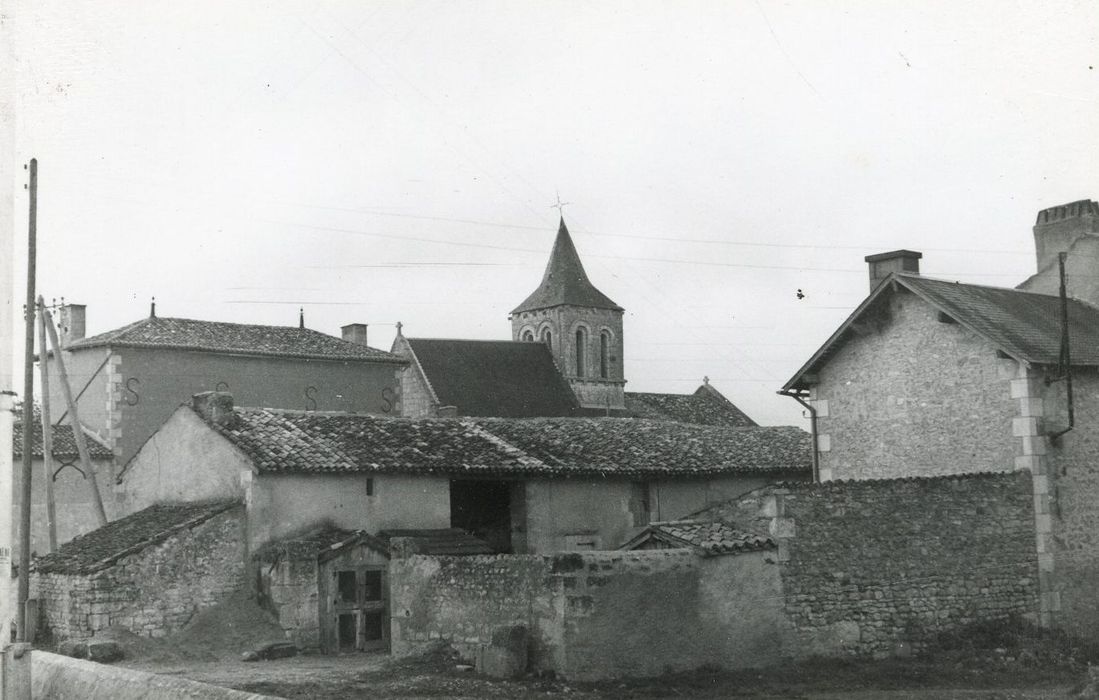 vue partielle de l’église dans son environnement