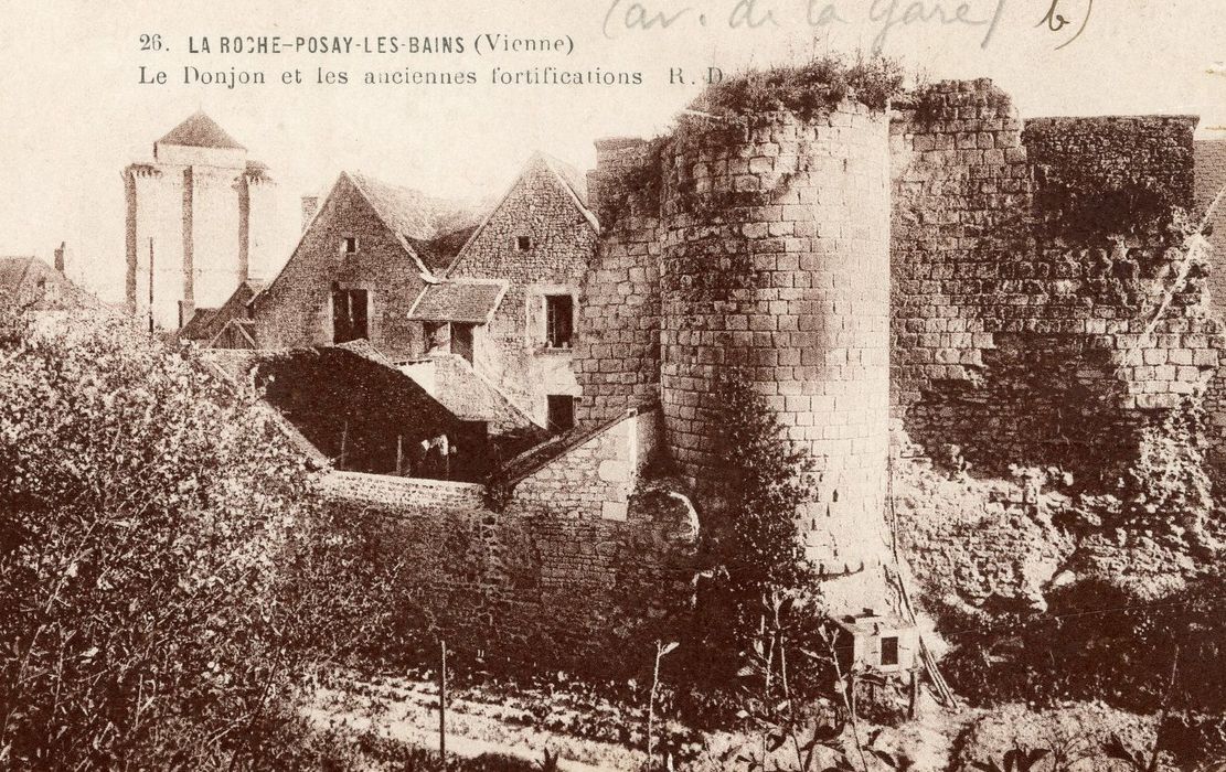 vue partielle des remparts le long de l’avenue de la Gare