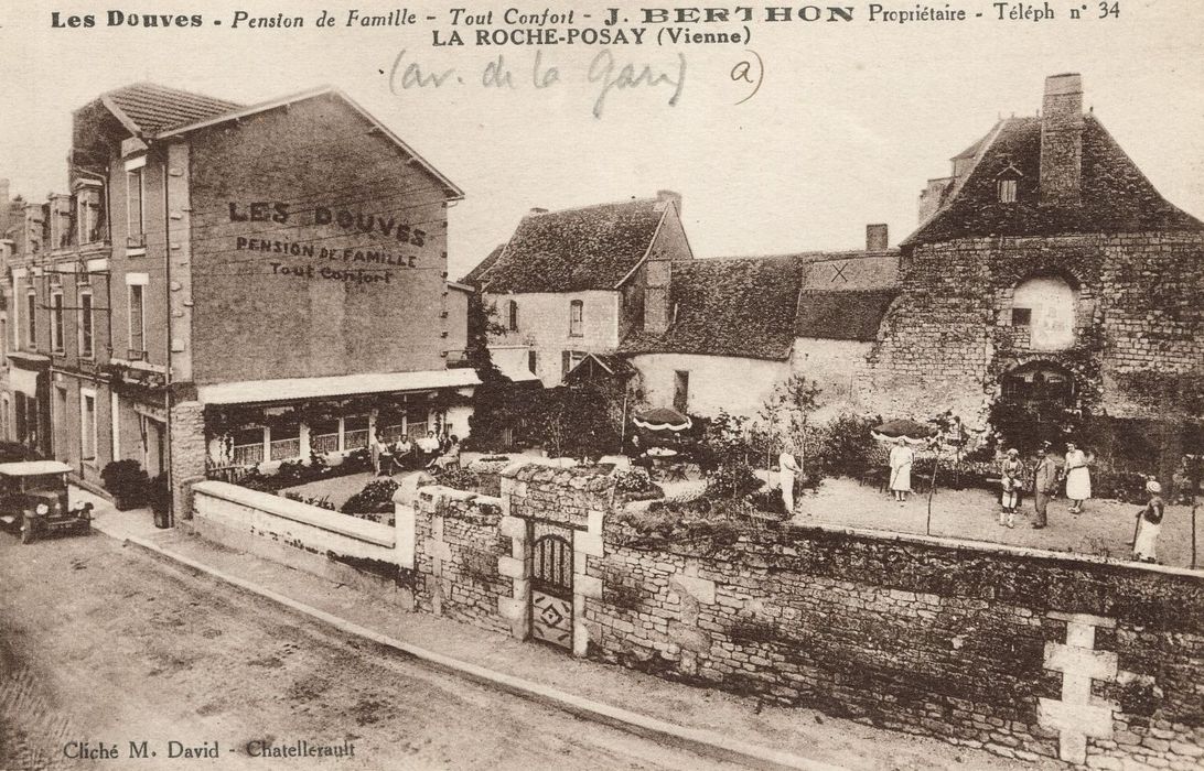 vue partielle des remparts le long de l’avenue de la Gare