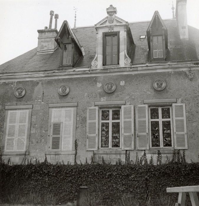 vue partielle de la maison construite au-dessus de la salle souterraine