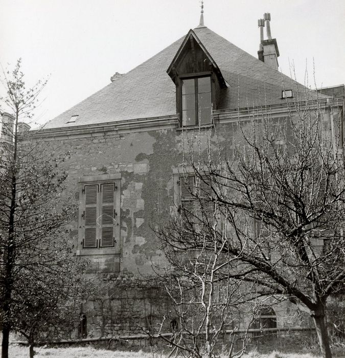 vue partielle de la maison construite au-dessus de la salle souterraine