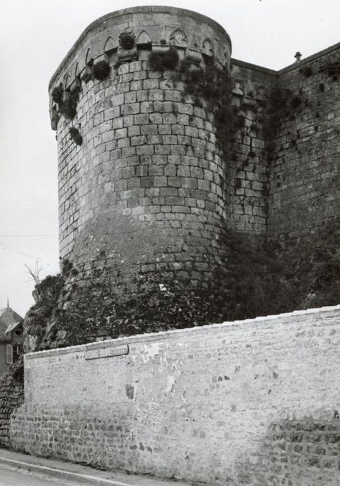 vestiges des remparts soutenant le parc de Blossac, angle sud-ouest, tour à l’Oiseau