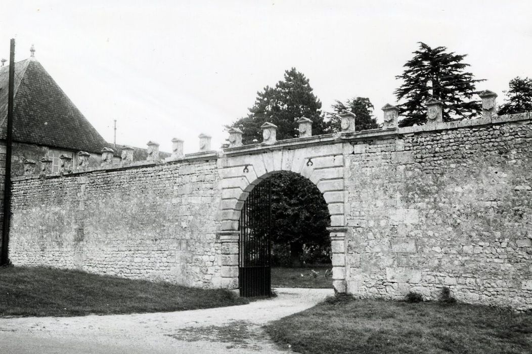 portail d’accès ouest à la cour d’honneur