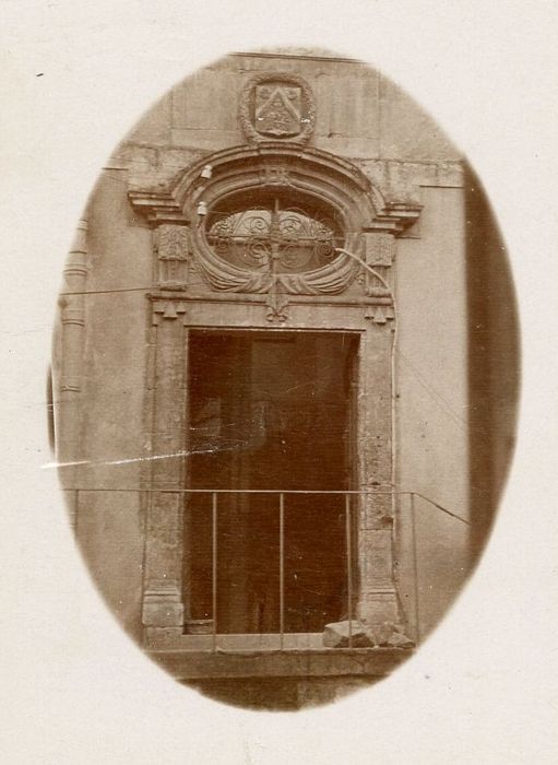 porte d’accès sur cour au logis