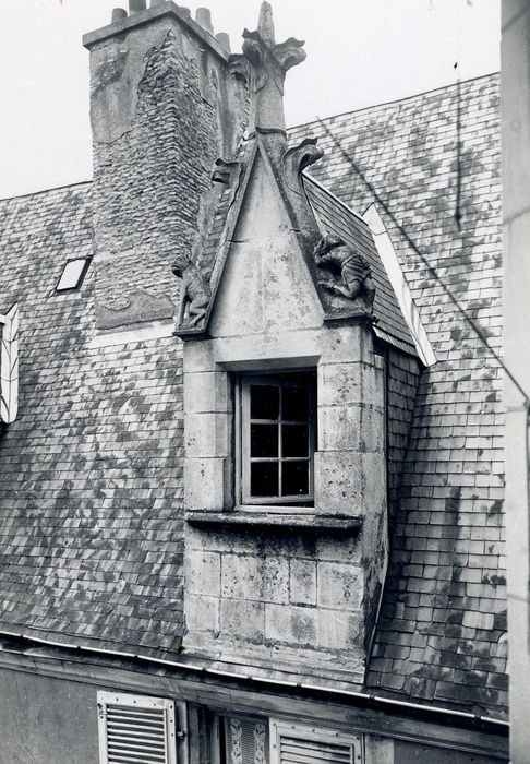 façade sur rue, détail de la lucarne