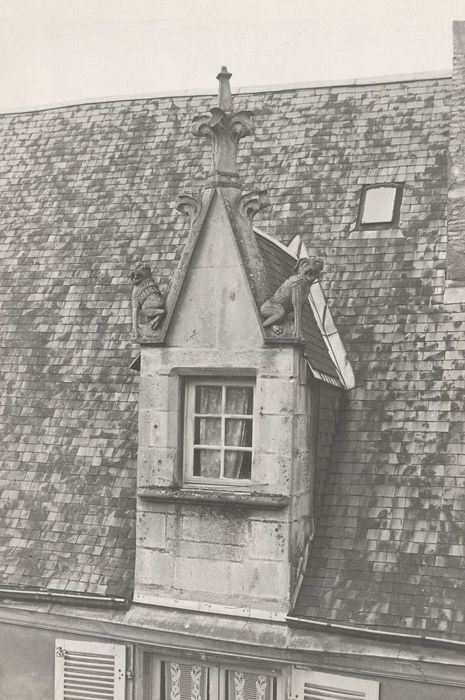 façade sur rue, détail de la lucarne