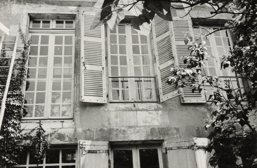 façade sur jardin, vue partielle