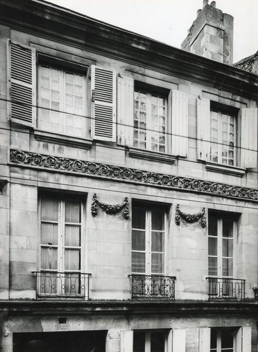 façade sur rue, vue partielle