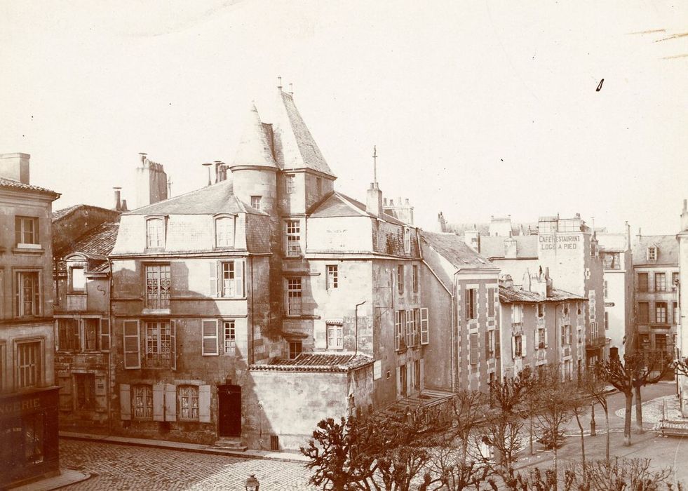 vue générale du bâtiment dans son environnement urbain