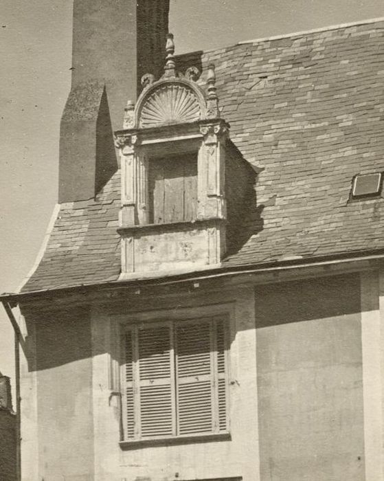 façade sur rue, détail de la lucarne