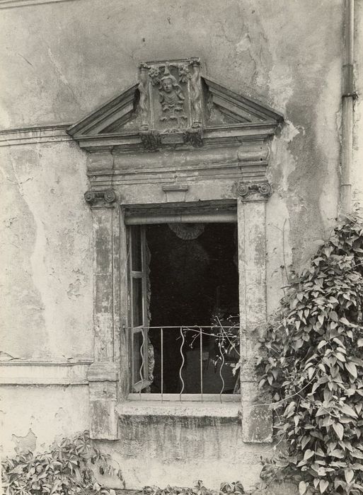 façade sur rue, détail d’une baie