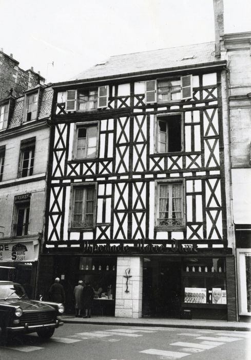 façade sur la place