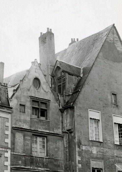 façade sur la place, vue partielle