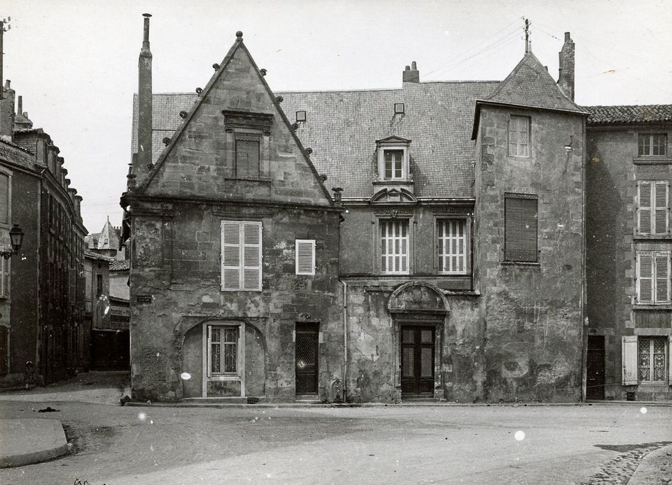 façade sur la place