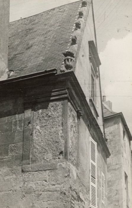 angle des façades sur rue, détail d’une baie murée