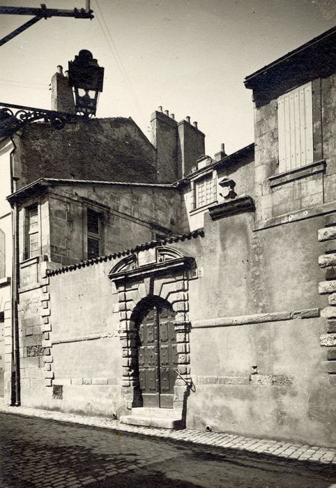 portail d’accès sur rue à la cour intérieure