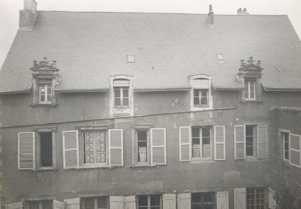 façade sur cour, vue partielle