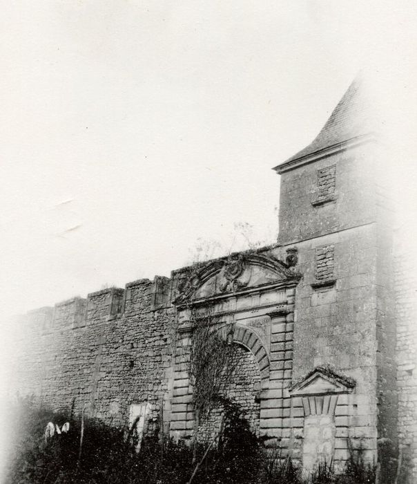 ancien portail monumental d’accès à la cour