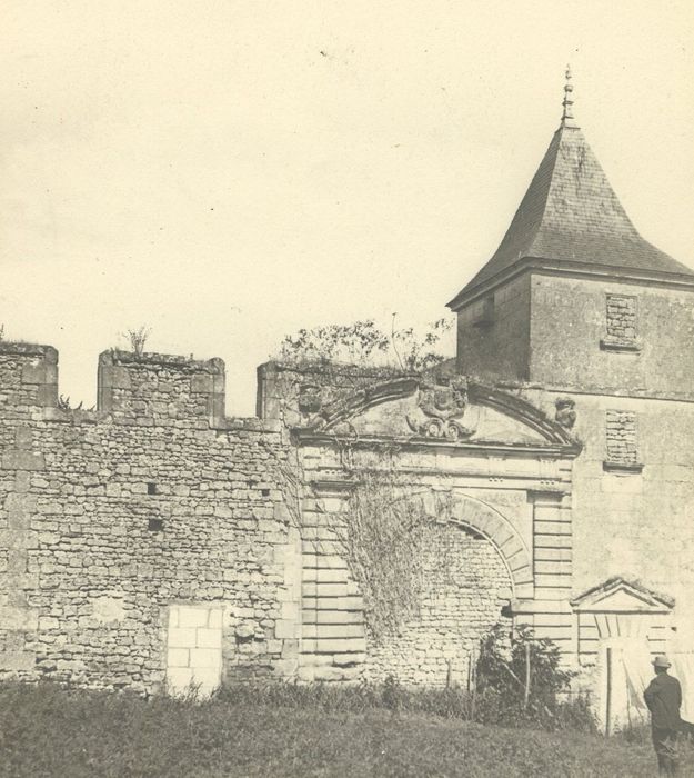 ancien portail monumental d’accès à la cour