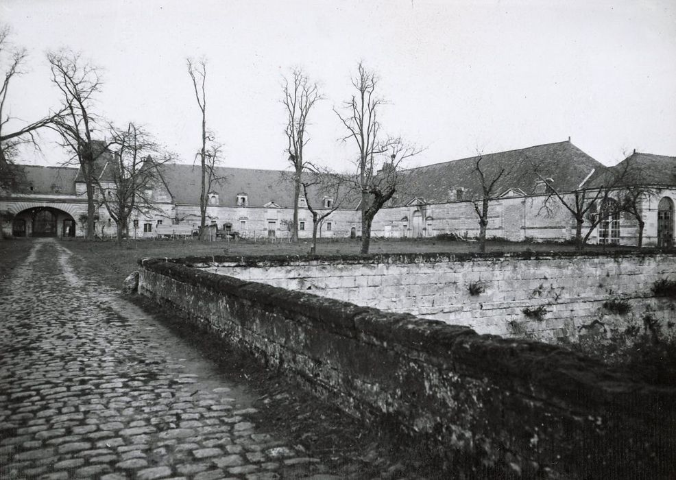 communs est encadrant la cour d’honneur