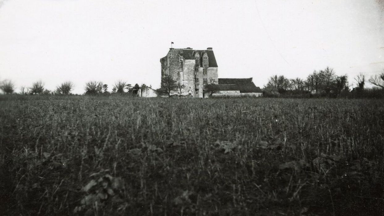 vue générale du château dans son environnement depuis le Sud-Ouest