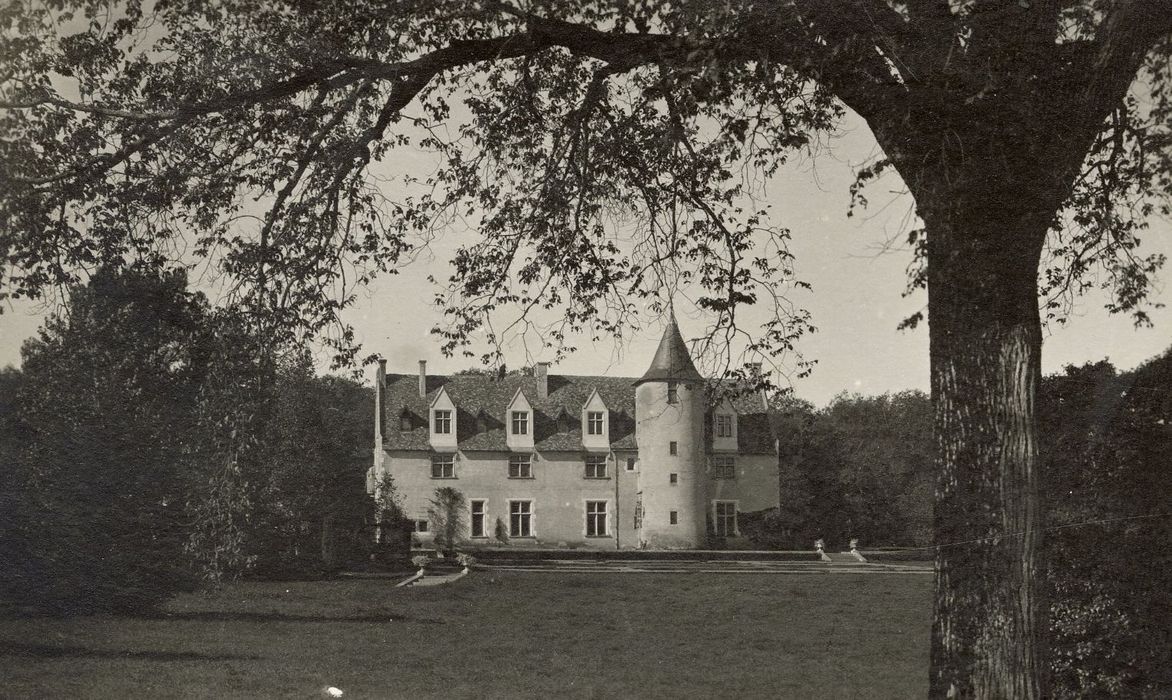 vue générale du château dans son environnement depuis l’Est