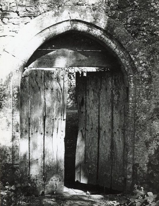 vestiges de l’ancien château, détail d’une porte