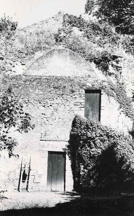 vestiges de l’ancien château, vue partielle