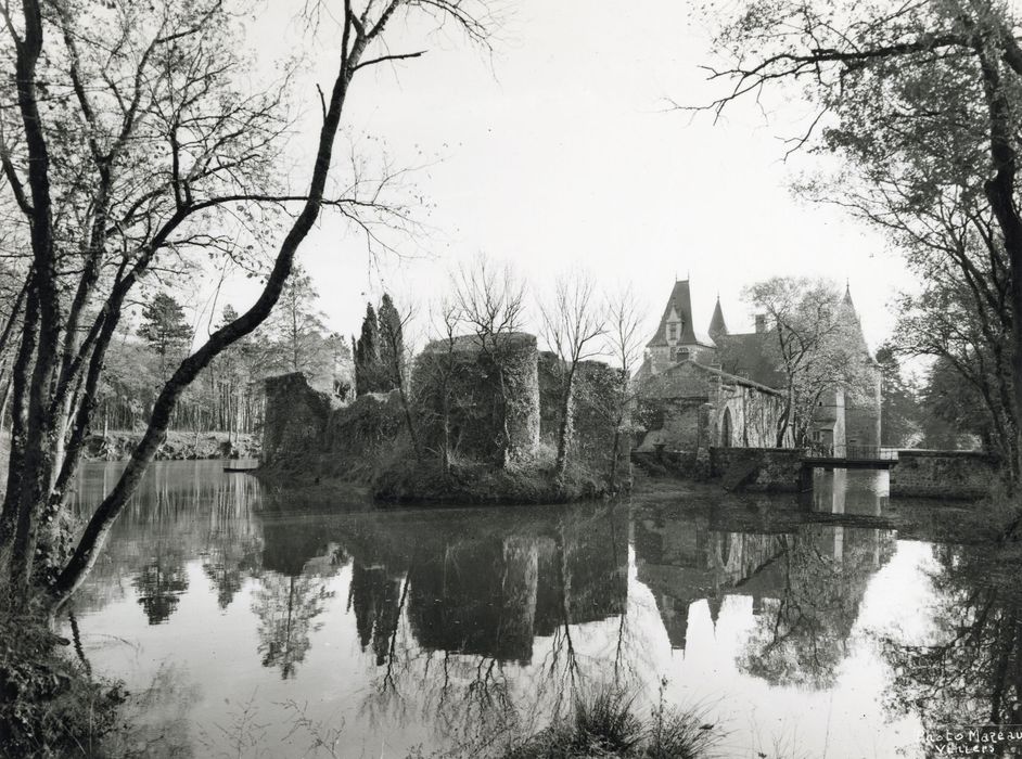 vue générale des vestiges de l’ancien château depuis le Nord