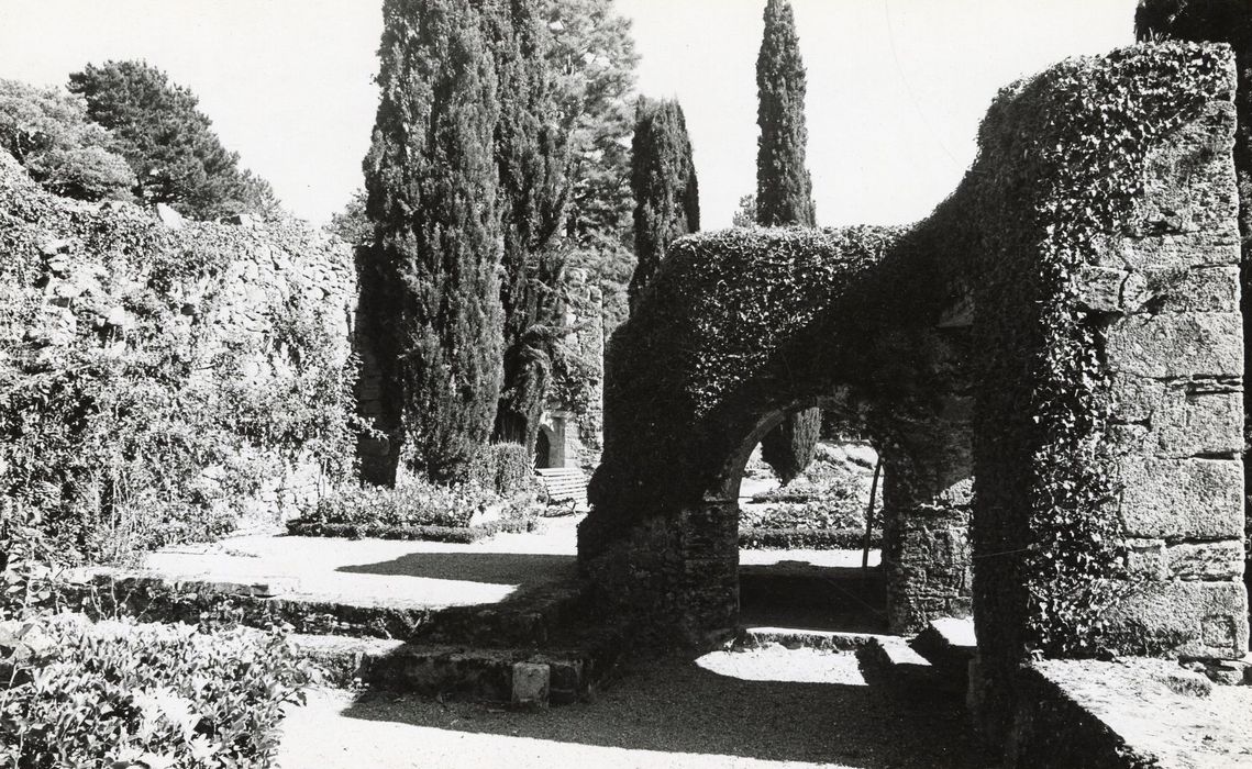 vestiges de l’ancien château, vue partielle