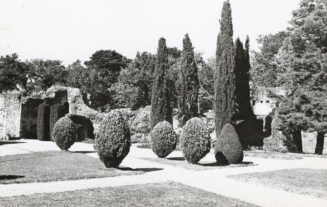 vestiges de l’ancien château, vue partielle