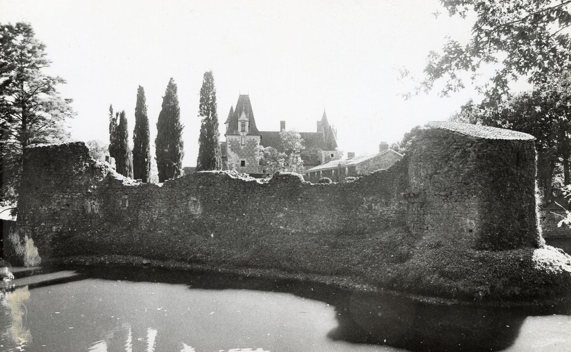 vestiges de l’ancien château depuis le Nord