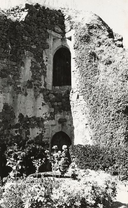 vestiges de l’ancien château, vue partielle