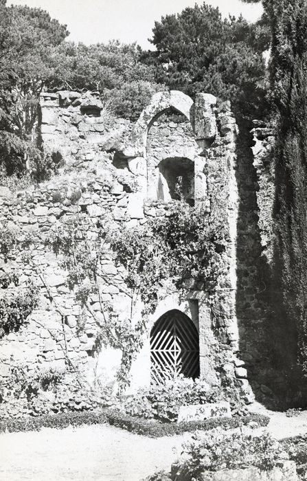 vestiges de l’ancien château, vue partielle