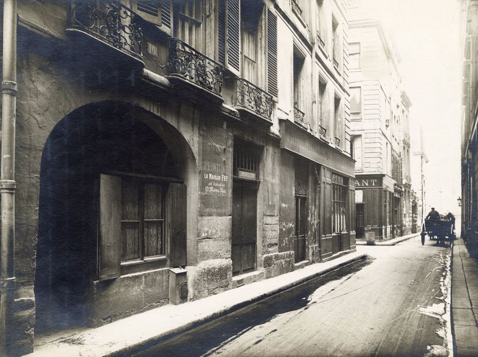 façades sur rue, vue partielle