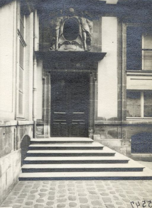 cour intérieure, porte d’accès au logis