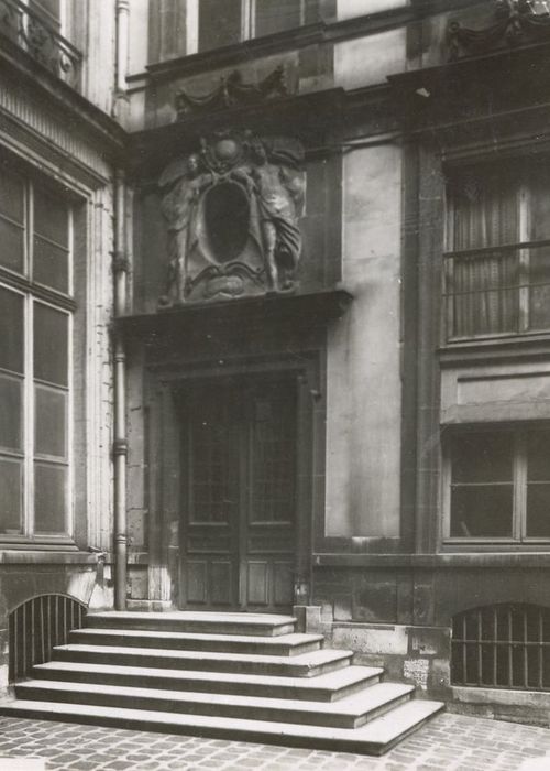 cour intérieure, porte d’accès au logis