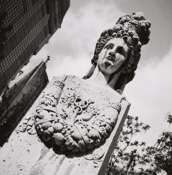 vue partielle de la fontaine, face est