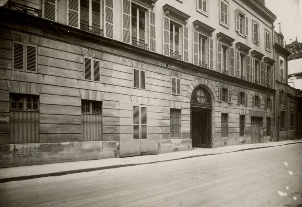 façade sur rue, vue partielle